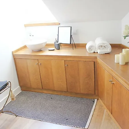 New: Charming Duplex Principe Real Apartment Lissabon