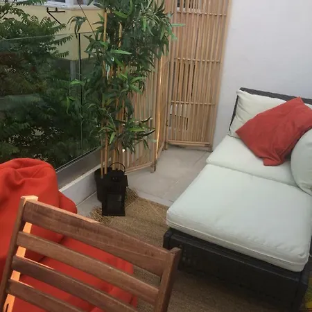 Apartment New: Charming Duplex Principe Real Lissabon
